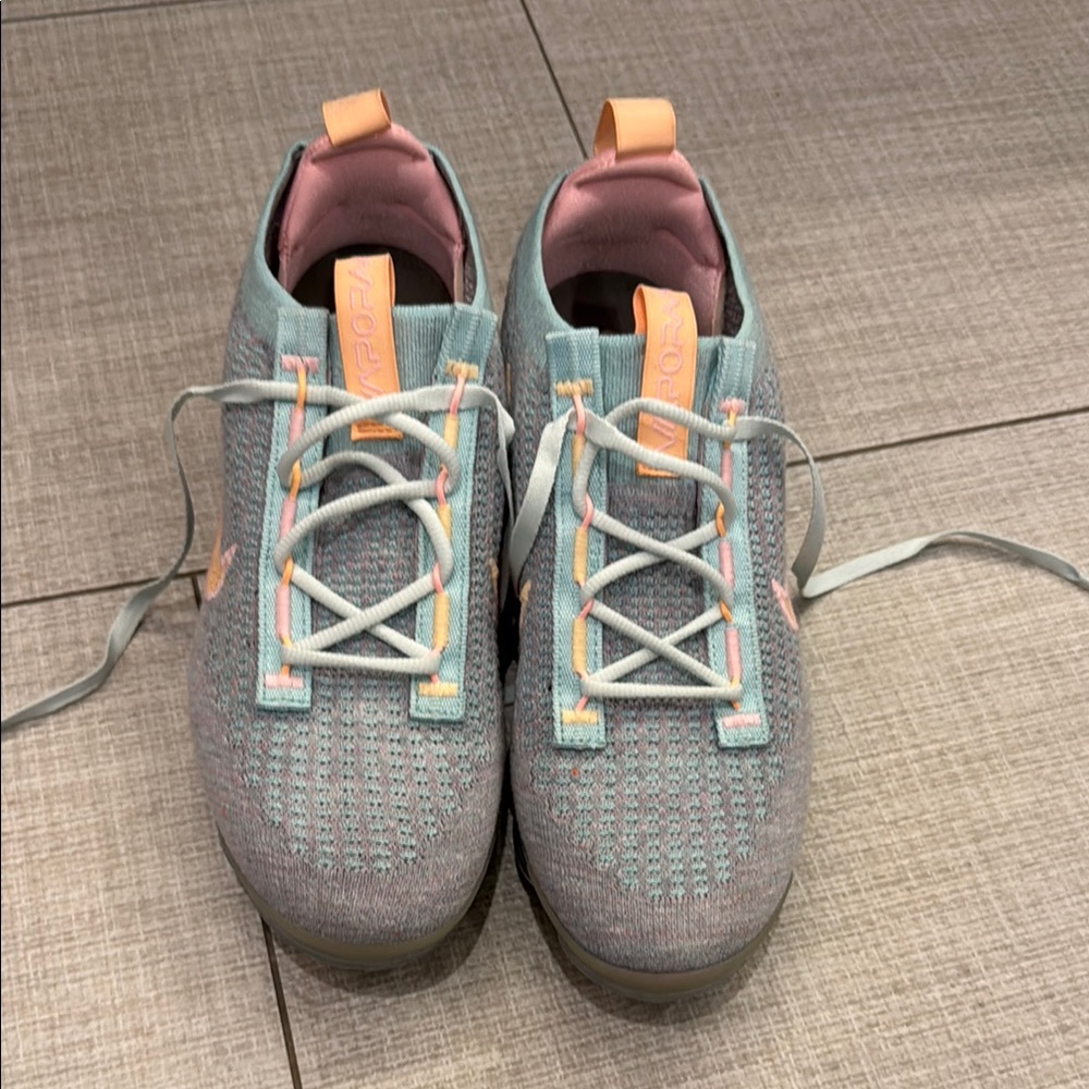 Never worn Women’s Nike Vapormax shoes